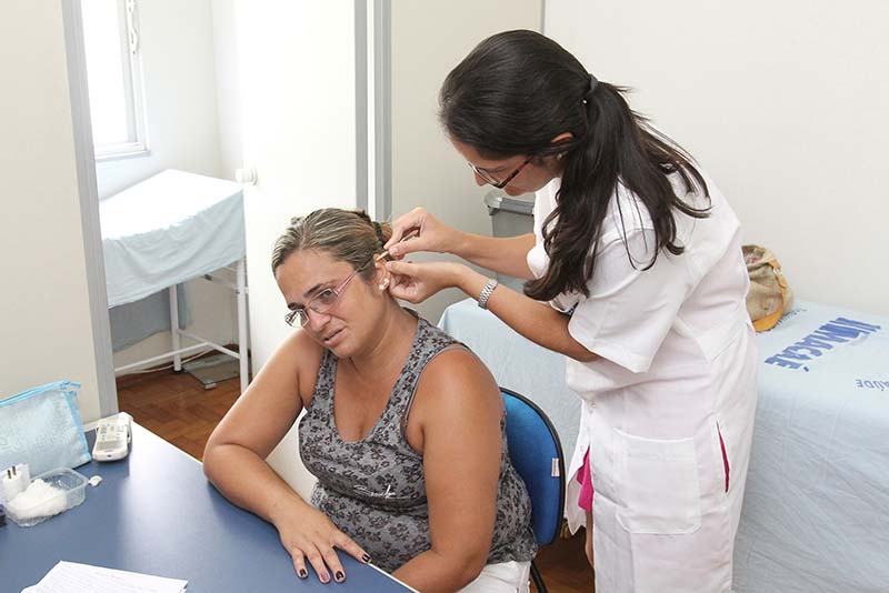 Foto de paciente de acupuntura sendo atendida