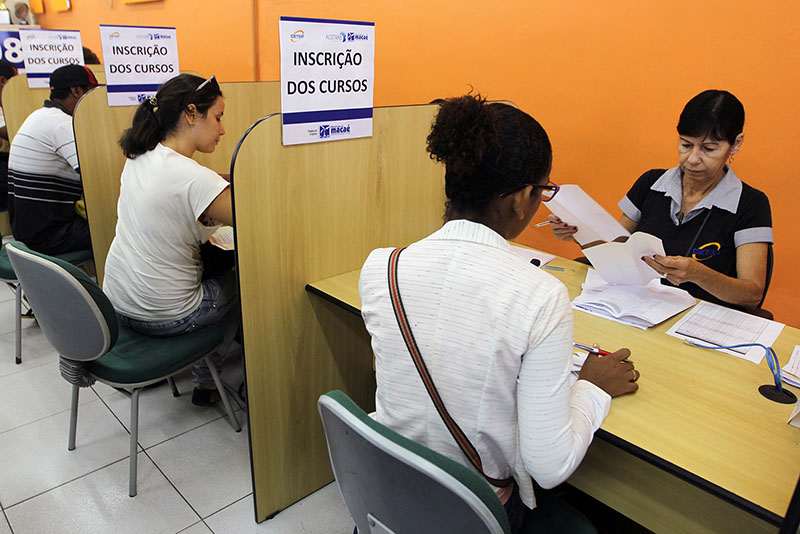 Foto de três pessoas realizando inscrição nos cursos do Cetep
