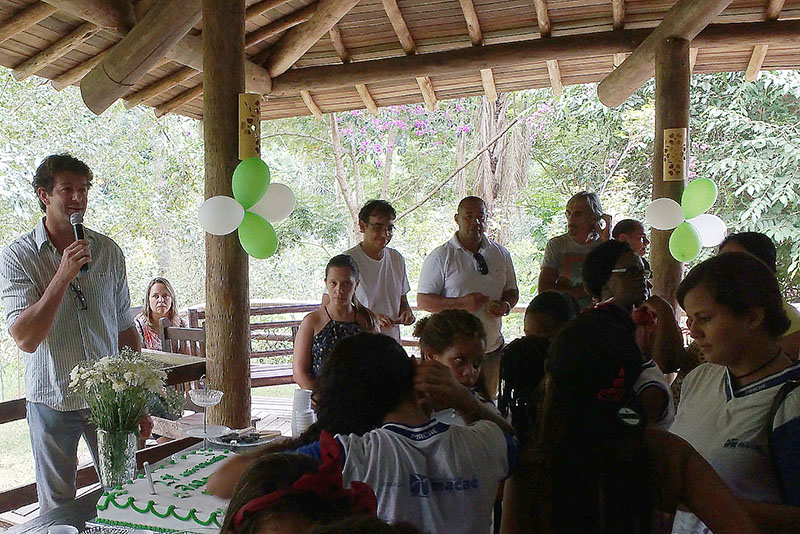 Foto de pessoas e do bolo de aniversário do Parque Atalaia