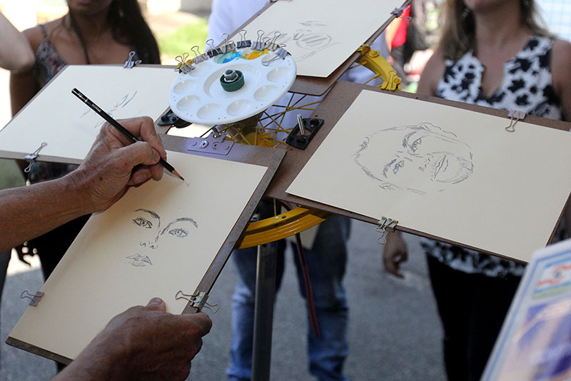 Foto de pessoa desenhando rostos
