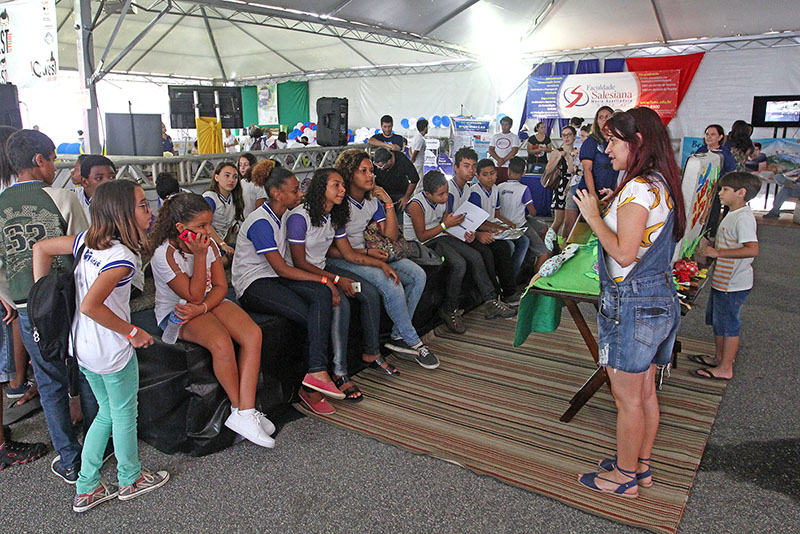 Foto de alunos uniformizados na Feira do Conhecimento