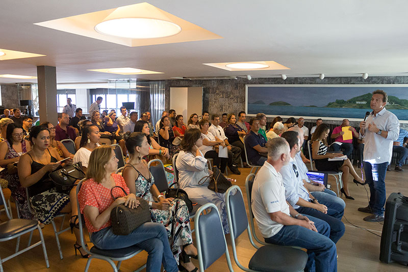 Foto de pessoas na reunião