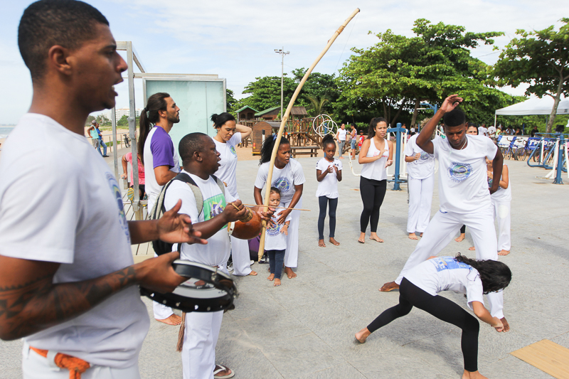Imagem da roda de capoeira na praia dos Cavaleiros.