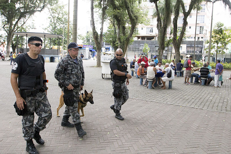 Foto de agentes de segurança com cachorros