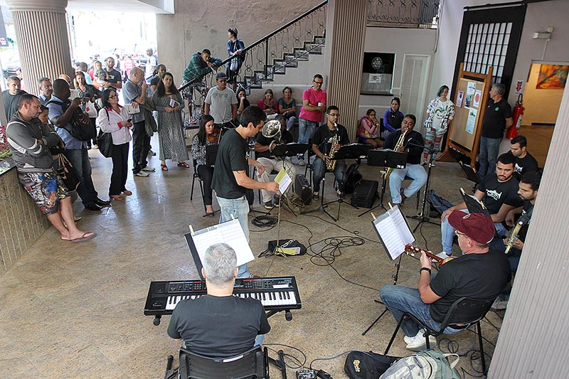 Foto de músicos se apresentando musicalmente