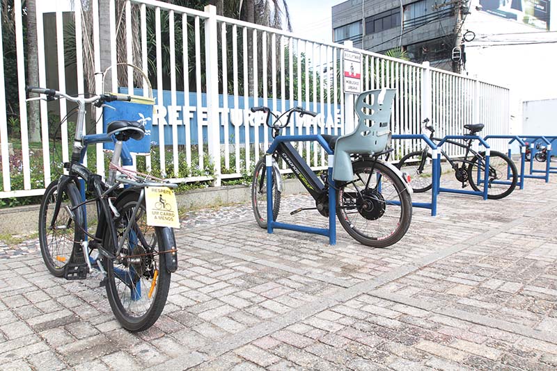 Bicicletas estacionadas no bicicletário