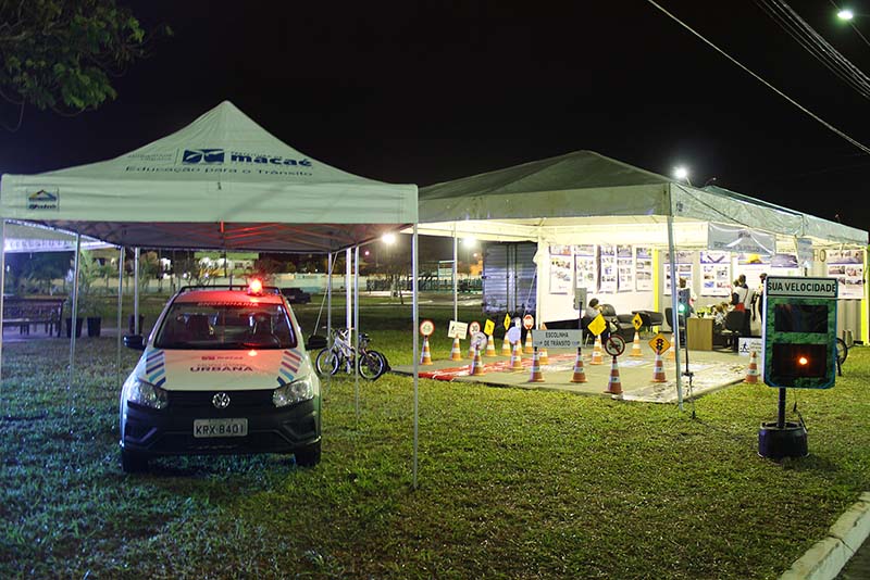 Foto de tenda e veículo da Mobilidade Urbana