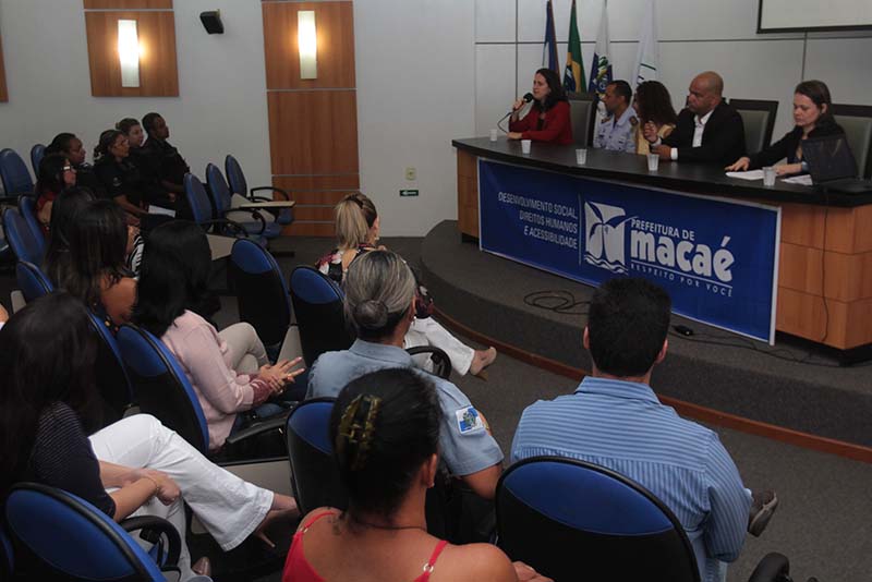 Foto de pessoa em auditório