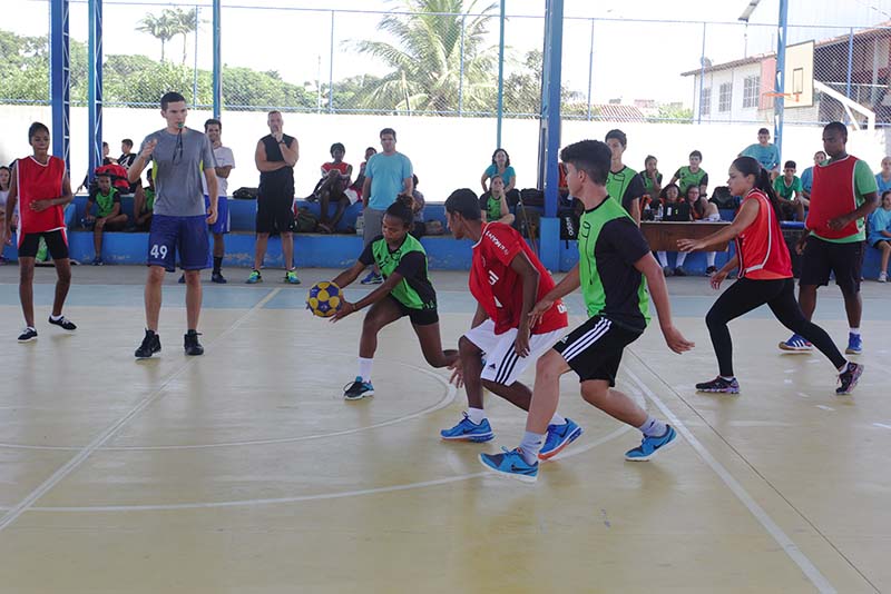 Foto de alunos jogando corfebol