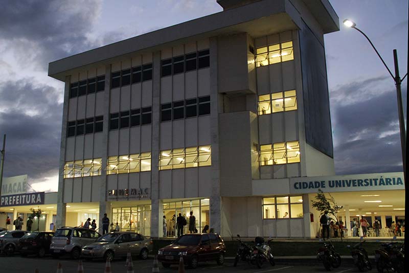 Foto da fachada do prédio da FeMASS na cidade universitária.
