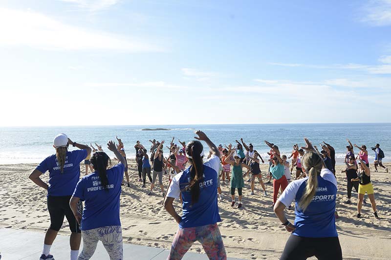 Foto de pessoas se exercitando na praia