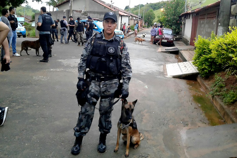 Foto de policial com seu cachorro.