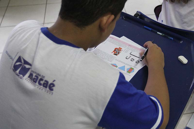 Foto de aluno estudando