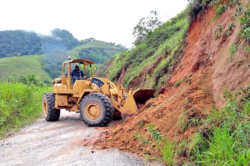 Foto de trator liberando estrada.