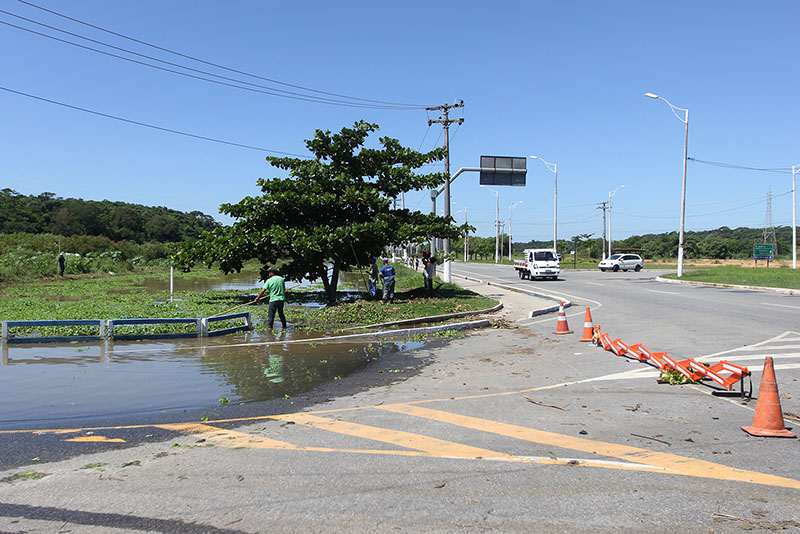 pista com muita água e cones