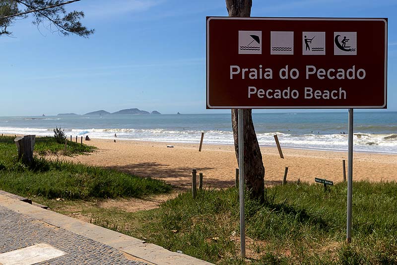 uma placa na praia onde diz : praia do pecado