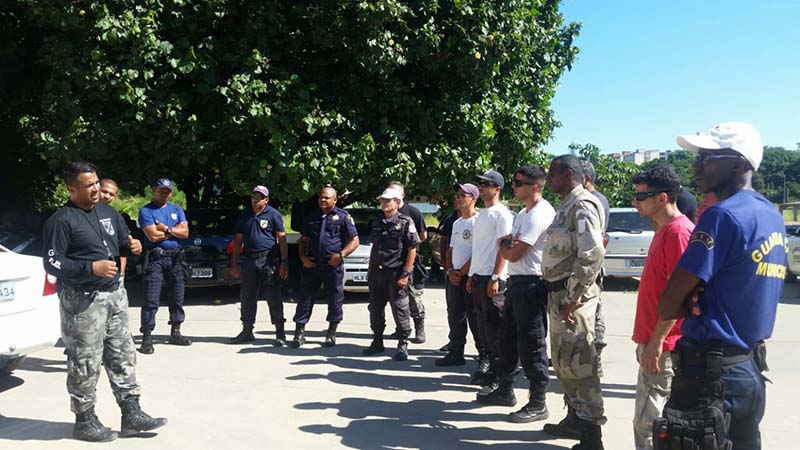 Foto do curso com vários agentes em roda.