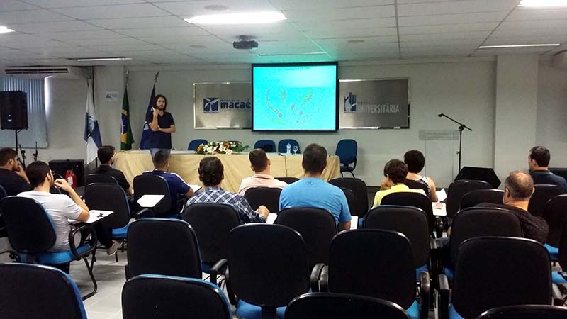 pessoas sentadas dentro de um auditório
