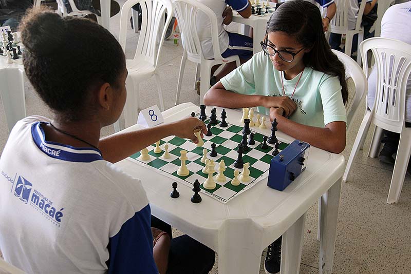 Foto de duas meninas jogando xadrez