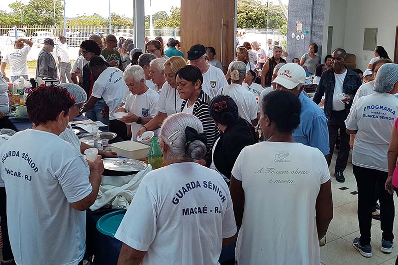 Imagem de pessoas da guarda sênior em evento no local