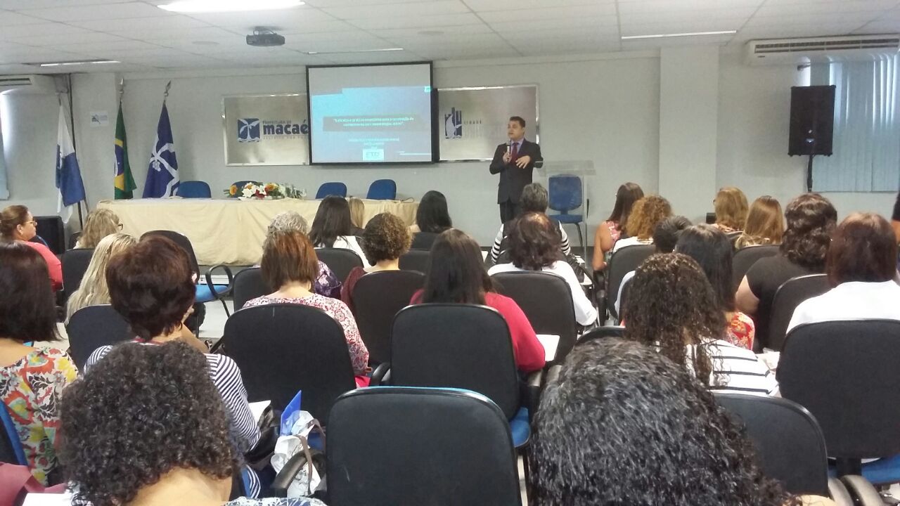 Foto de pessoas na palestra