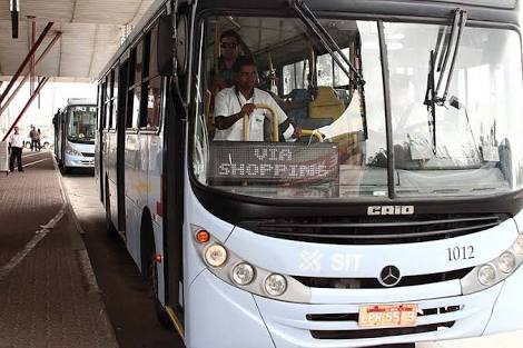 Imagem de frente de ônibus em terminal rodoviário