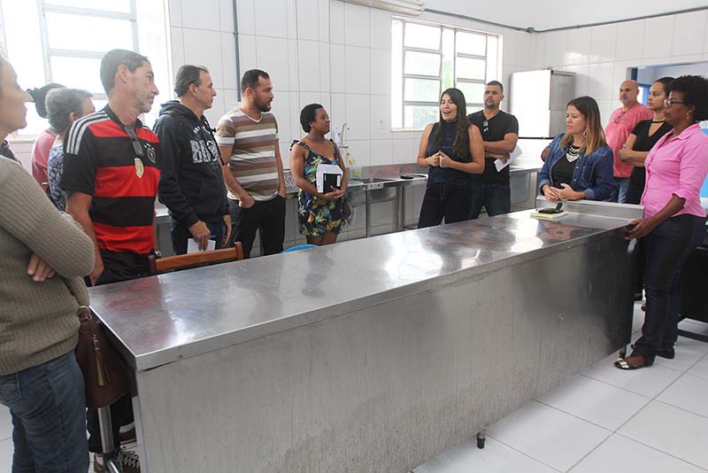 Foto de pessoas no curso de confeiteiro