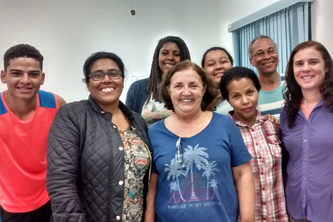 Foto de pessoas sorrindo