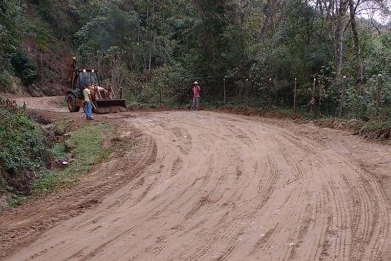 Foto de homens trabalhando em estrada na serra