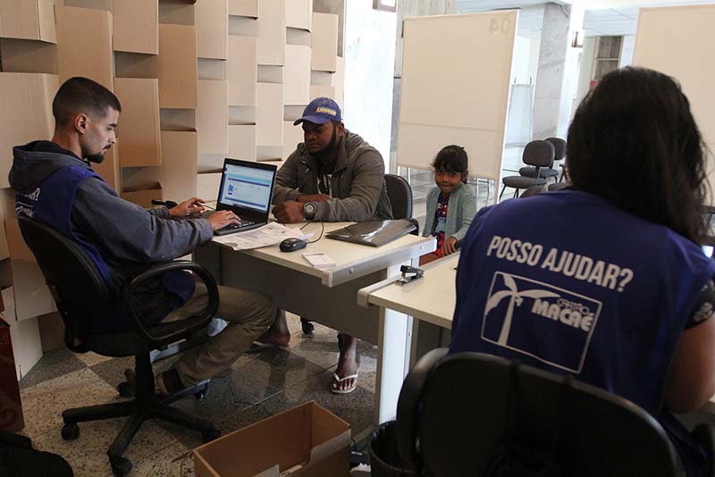 Foto de pessoas sendo cadastradas no Cartão Macaé