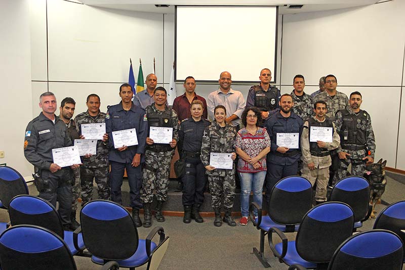 Foto dos graduandos com seus certificados.