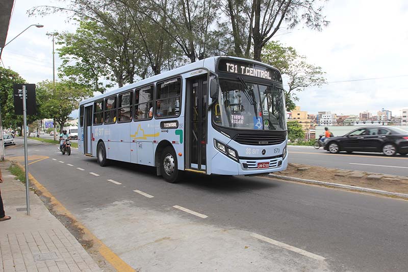 Foto de ônibus circulando em via pública