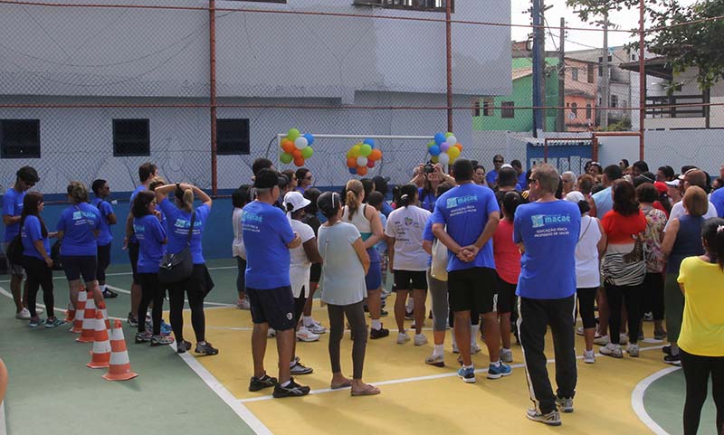 adolescentes em uma quadra de esportes