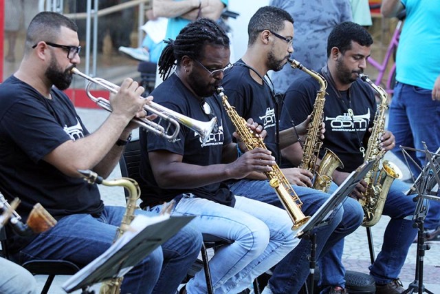 musicos tocando instrumentos