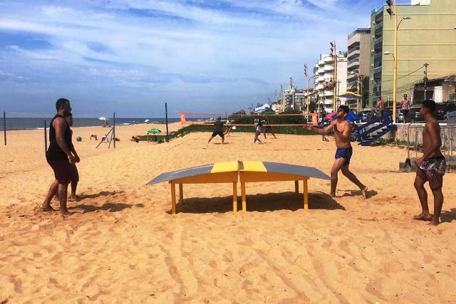 Imagem de pessoas na praia