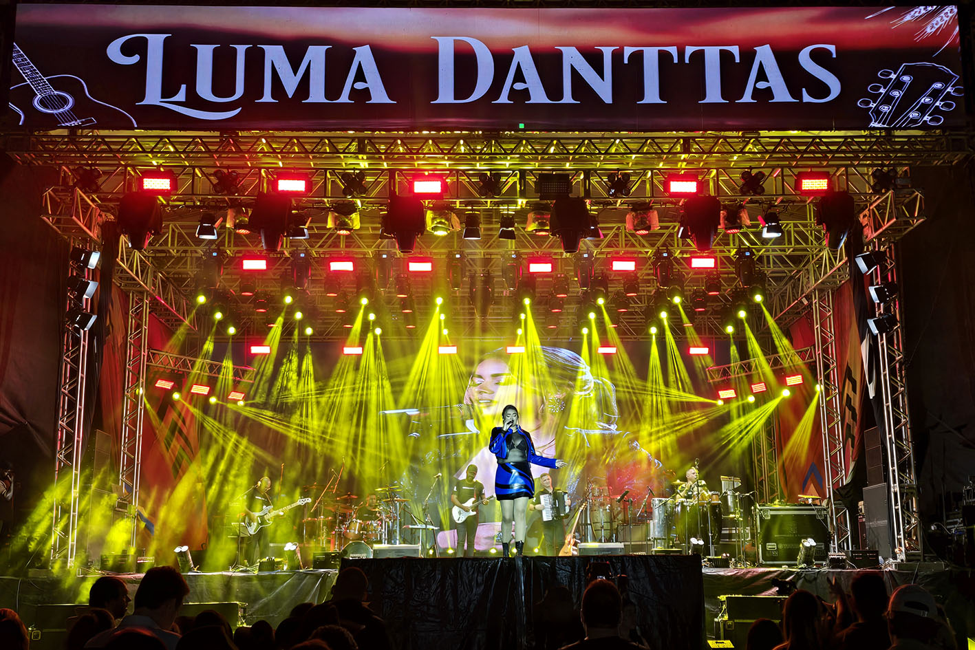Luma Danttas aquece o público antes do show de Panda na Expo Macaé 2026