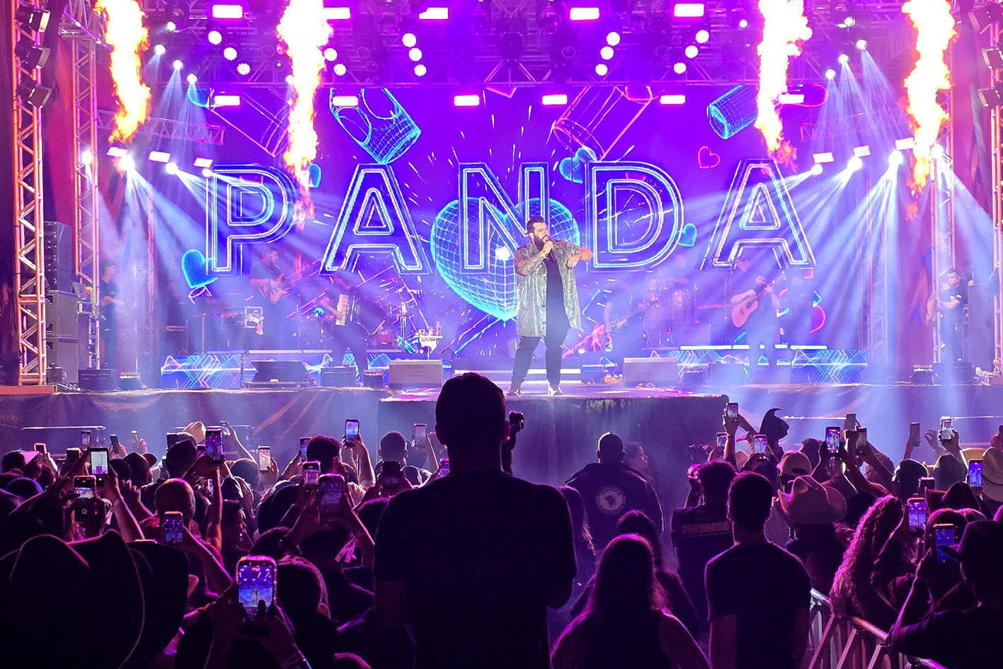 Nome de destaque do sertanejo atual, Panda faz grande show na Expo Macaé 2026