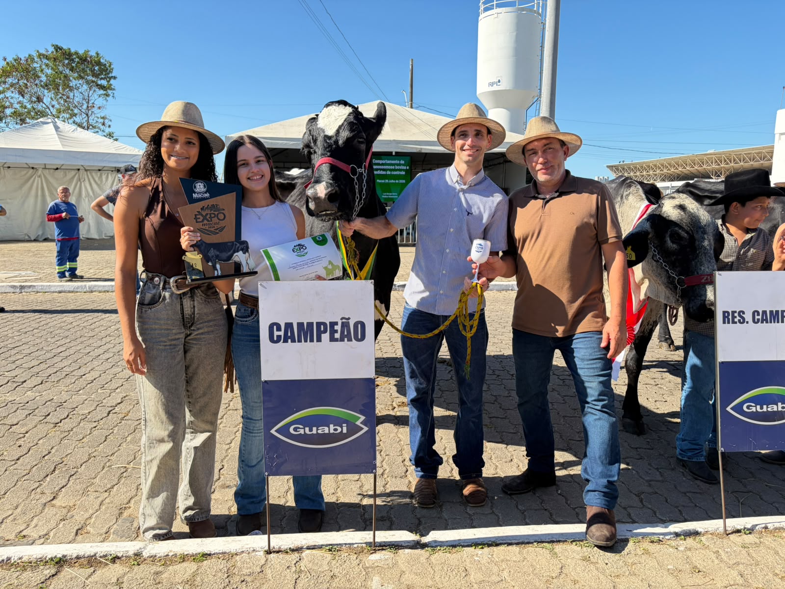 Vaca de alto rendimento bate recorde de produção de leite durante a Expo Macaé
