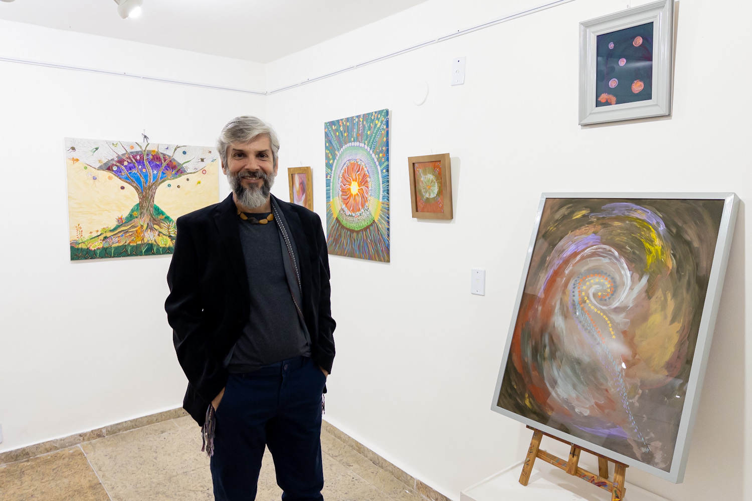Exposição 'Da Semente ao Cosmo, do Cosmo ao Multiverso' é aberta na Galeria Hindemburgo Olive Exposição 'Da Semente ao Cosmo, do Cosmo ao Multiverso' é aberta na Galeria Hindemburgo Olive
