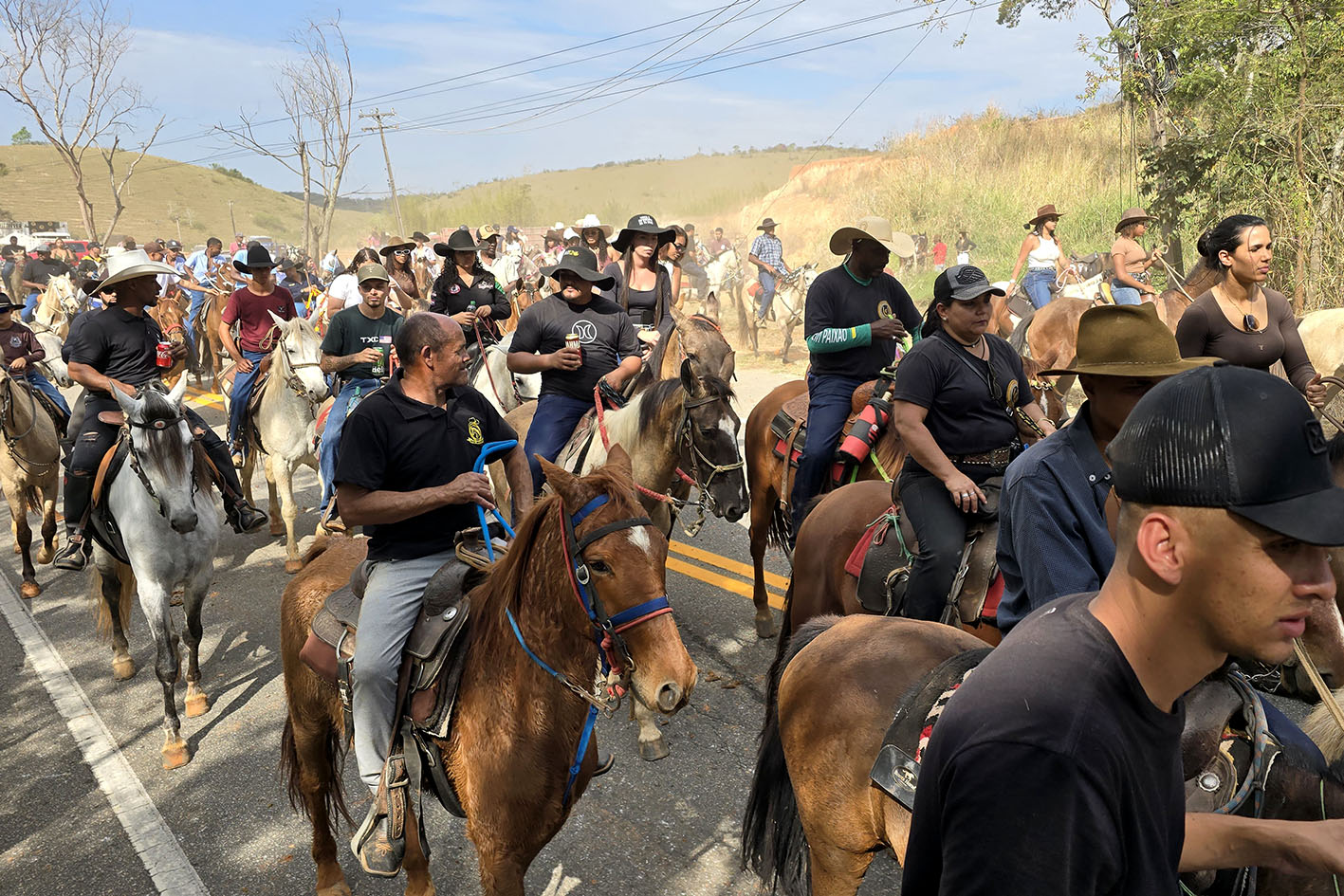 Cavalgada reúne moradores e visitantes na Festa Alternativa de Córrego do Ouro