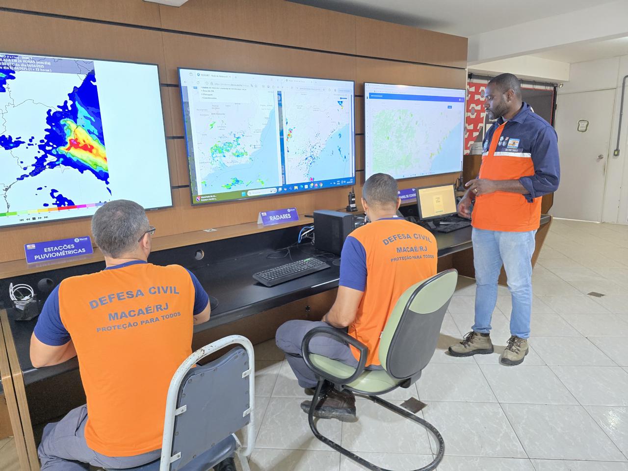 Defesa Civil de Macaé alerta para ressaca com ondas de até 2,5 metros Defesa Civil de Macaé alerta para ressaca com ondas de até 2,5 metros