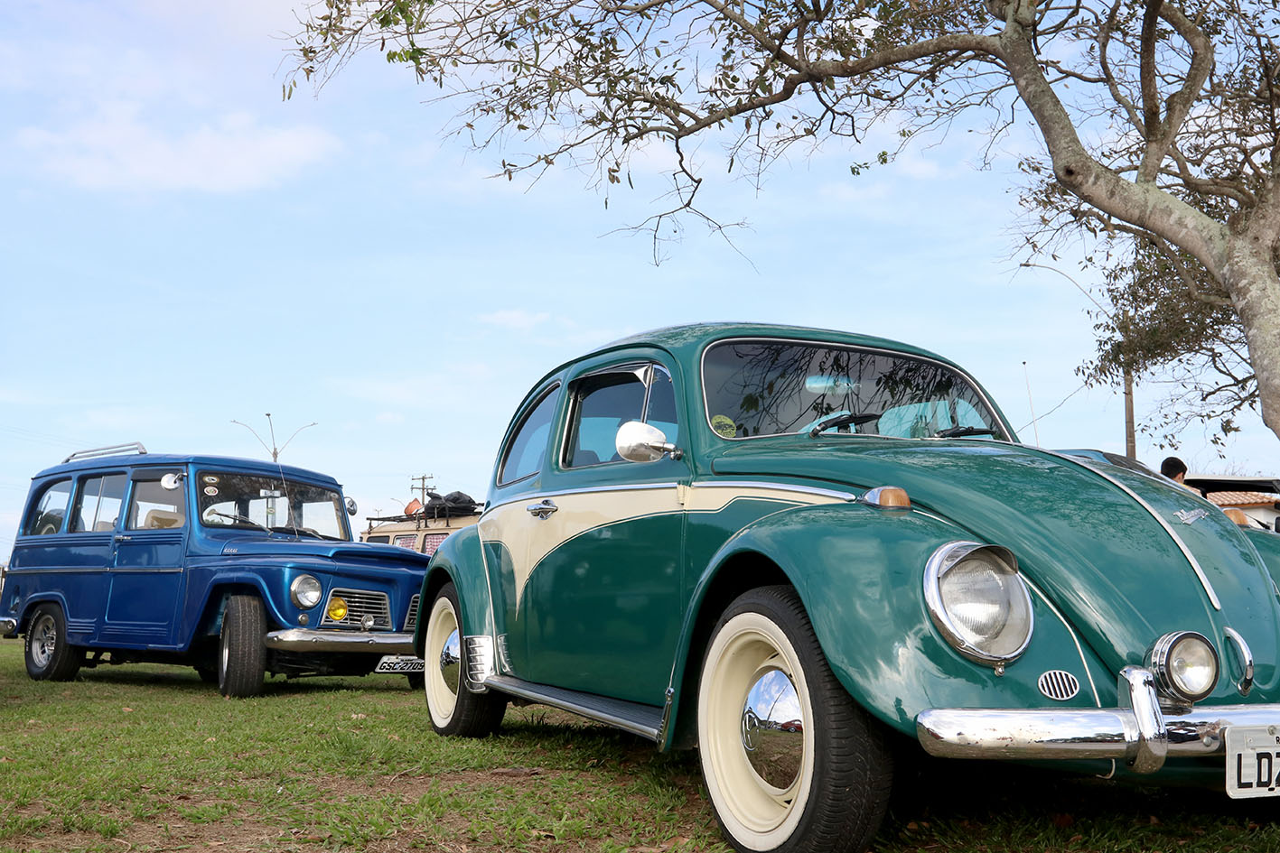 9º Anual Quebradores Hoodride reúne carros antigos, música e cultura automotiva em Macaé