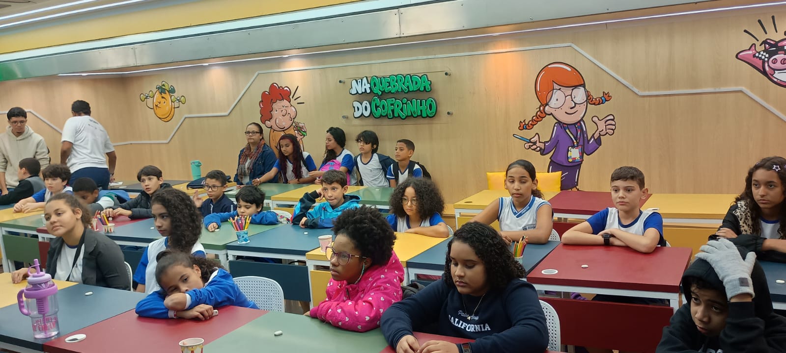 Estudantes da rede municipal visitam carreta do projeto “Na Quebrada do Cofrinho”