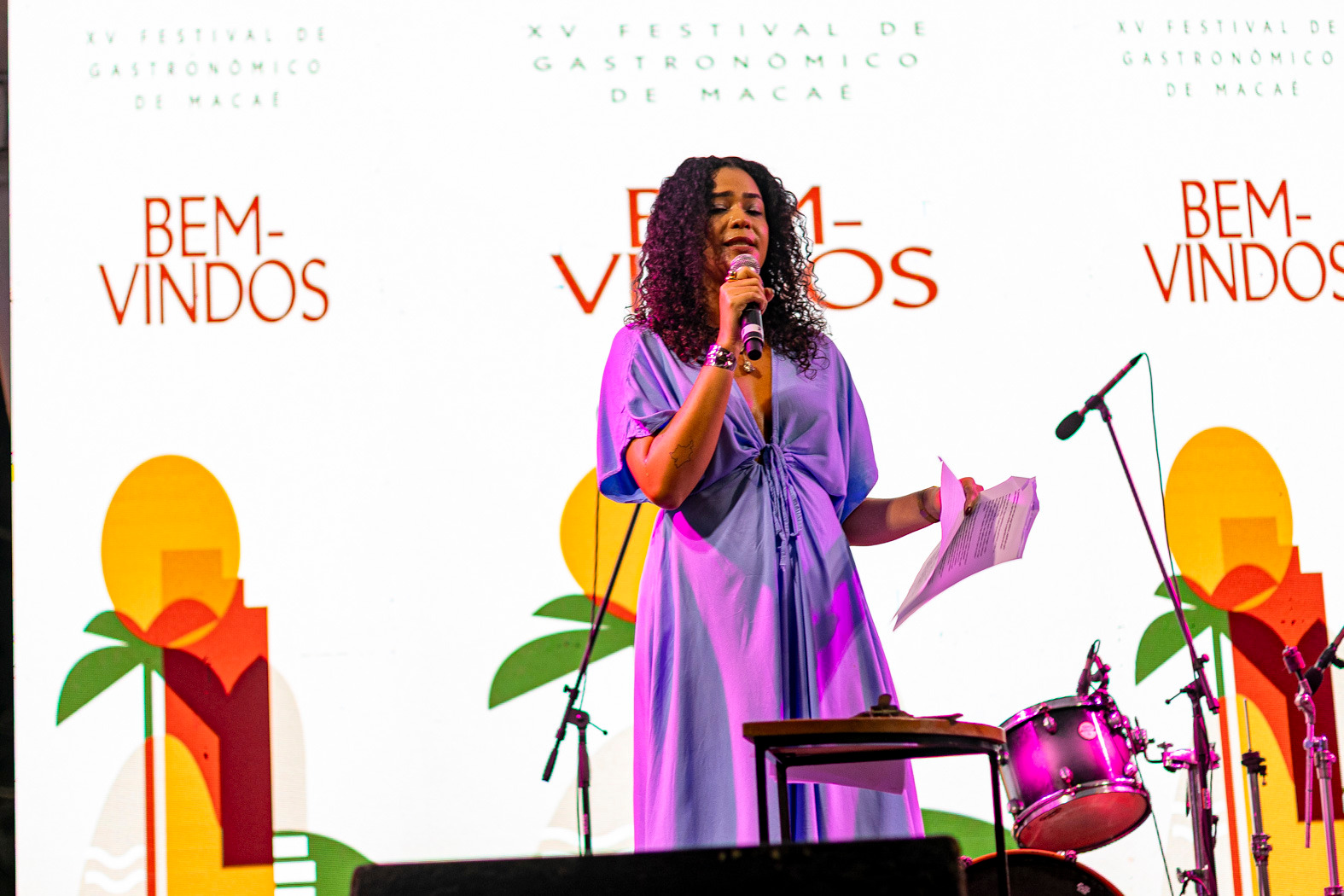 Raíla Maciel encerra turnê literária com apresentação poética inédita no Festival Macaé de Cultura e Gastronomia Raíla Maciel encerra turnê literária com apresentação poética inédita no Festival Macaé de Cultura e Gastronomia