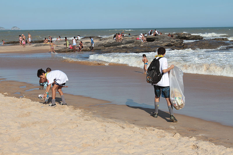 Praia dos Cavaleiros recebe ação de limpeza neste sábado