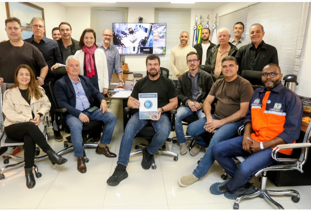 Prefeito de Macaé se reúne com representantes do “Selo Azul Cidades Costeiras”