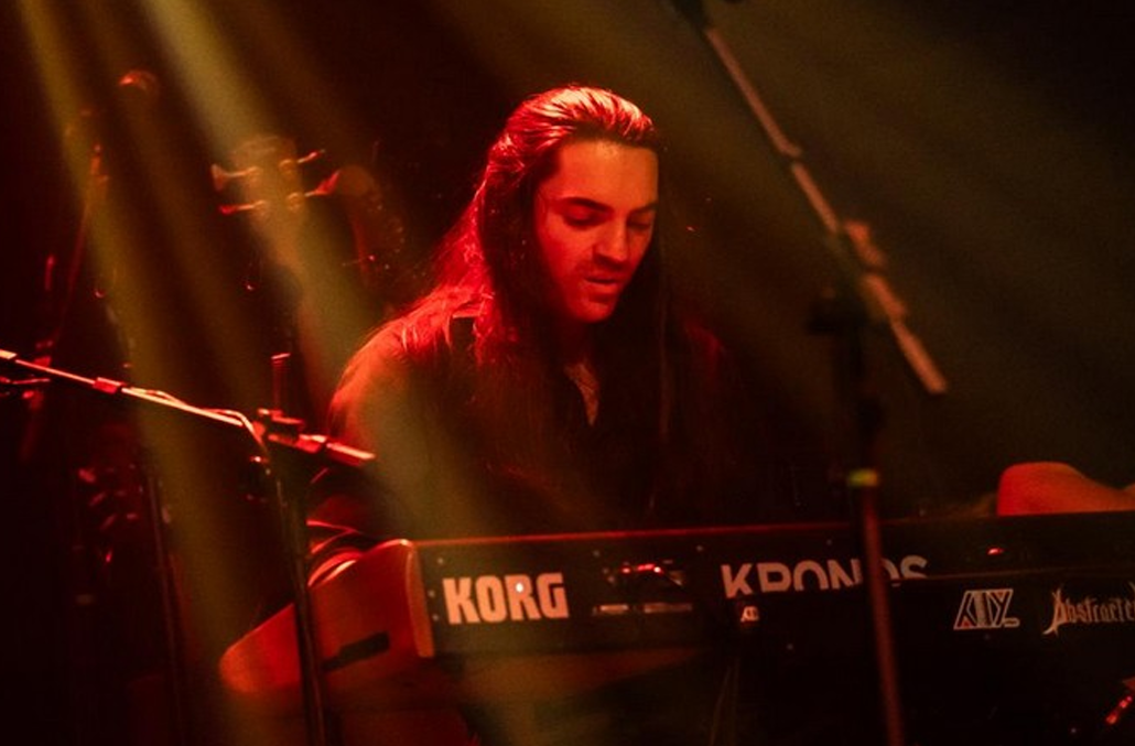 Macaense Charles Soulz representa o Brasil em colaboração mundial de tecladistas de Rock e Metal