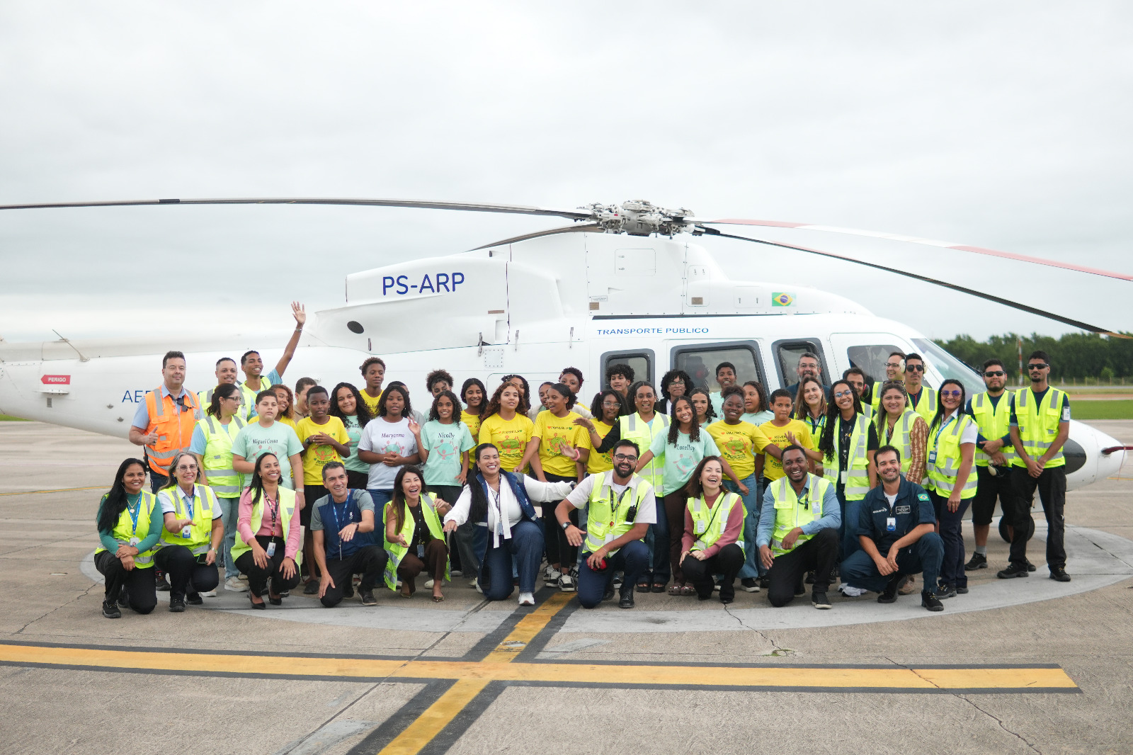 Alunos de Macaé conhecem aeroporto e voam de helicóptero pela primeira vez