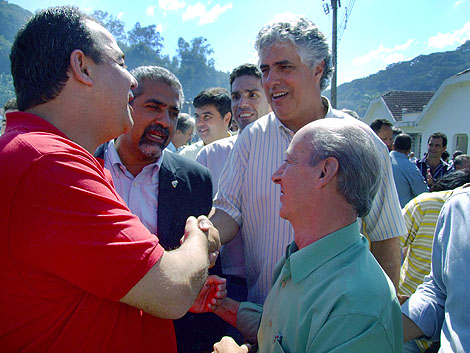 Observados pelo prefeito de Cordeiro, Sílvio Daflon (de verde), pelo secretário de Agricultura, Christino Áureo, e o vereador de Macaé, Carlos Emir, o prefeito Riverton Mussi cumprimenta o governador