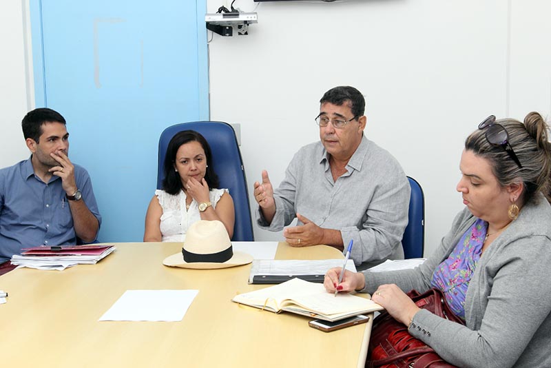 pessoas sentadas em volta de uma mesa